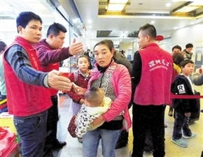 春运第一线，红马甲人工搬运服务温暖回家路